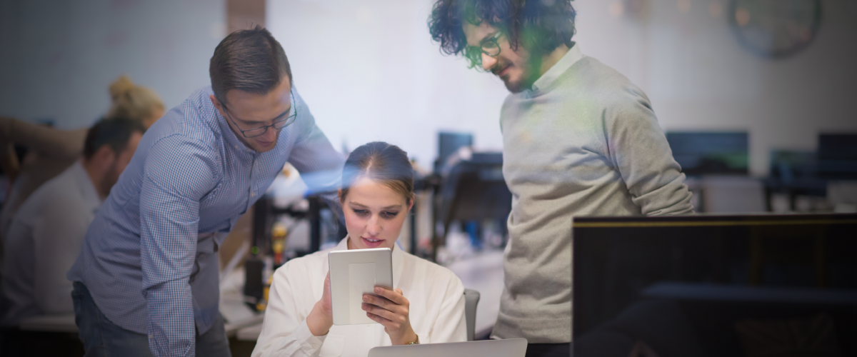 Portrait of successful Business people 1200x500v